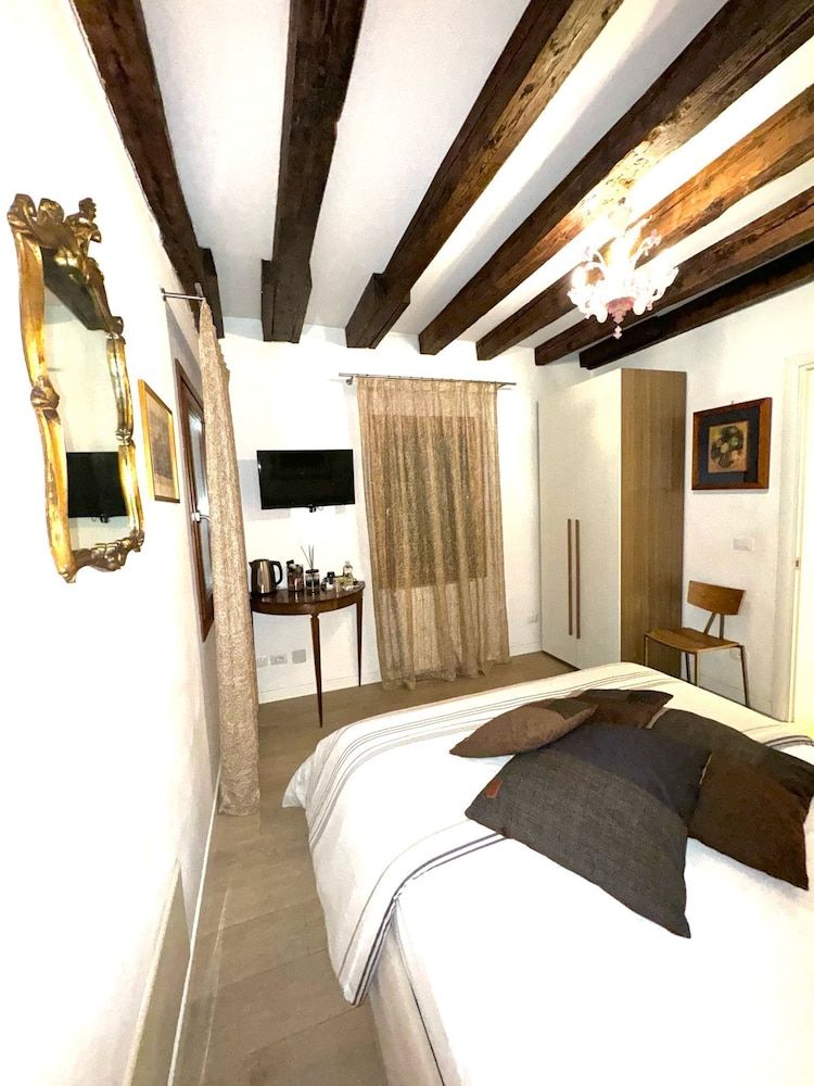 B&B Fortuny Deluxe Double Room 6