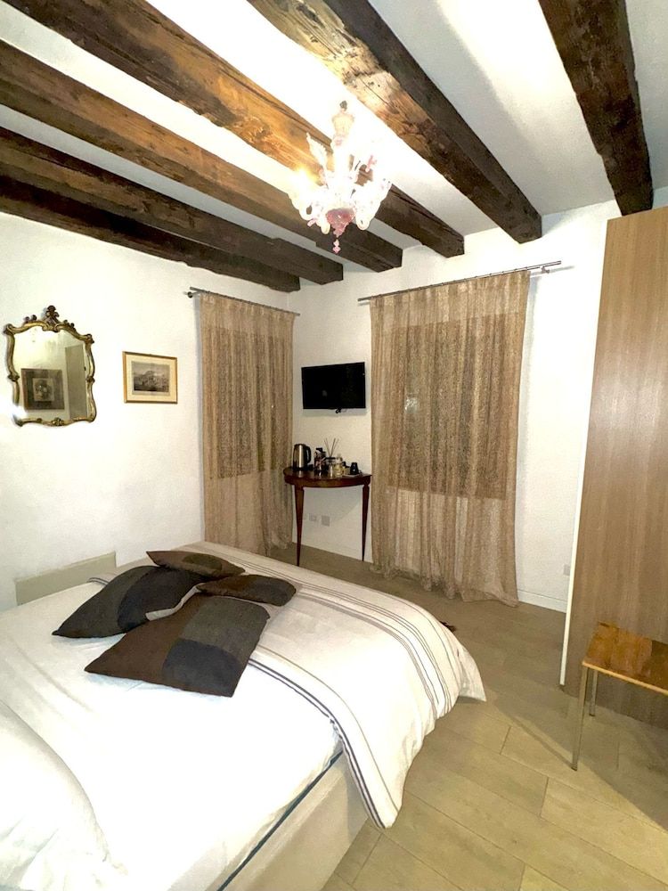 B&B Fortuny Deluxe Double Room 8