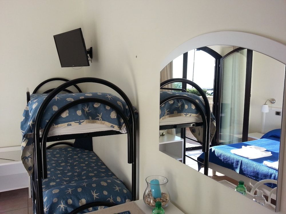 Hotel Tirreno Quadruple Room 6