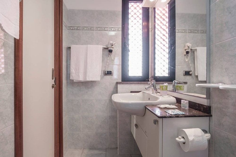 Hotel Tirreno Double or Twin Room 11