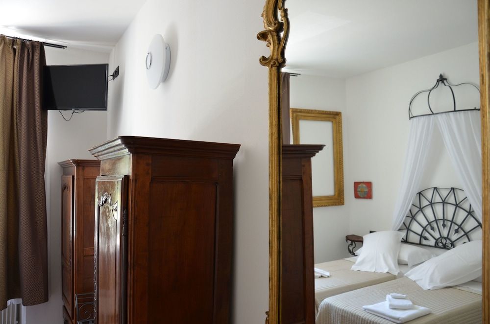 La Loggia del Castello Classic Double Room, Courtyard View 8