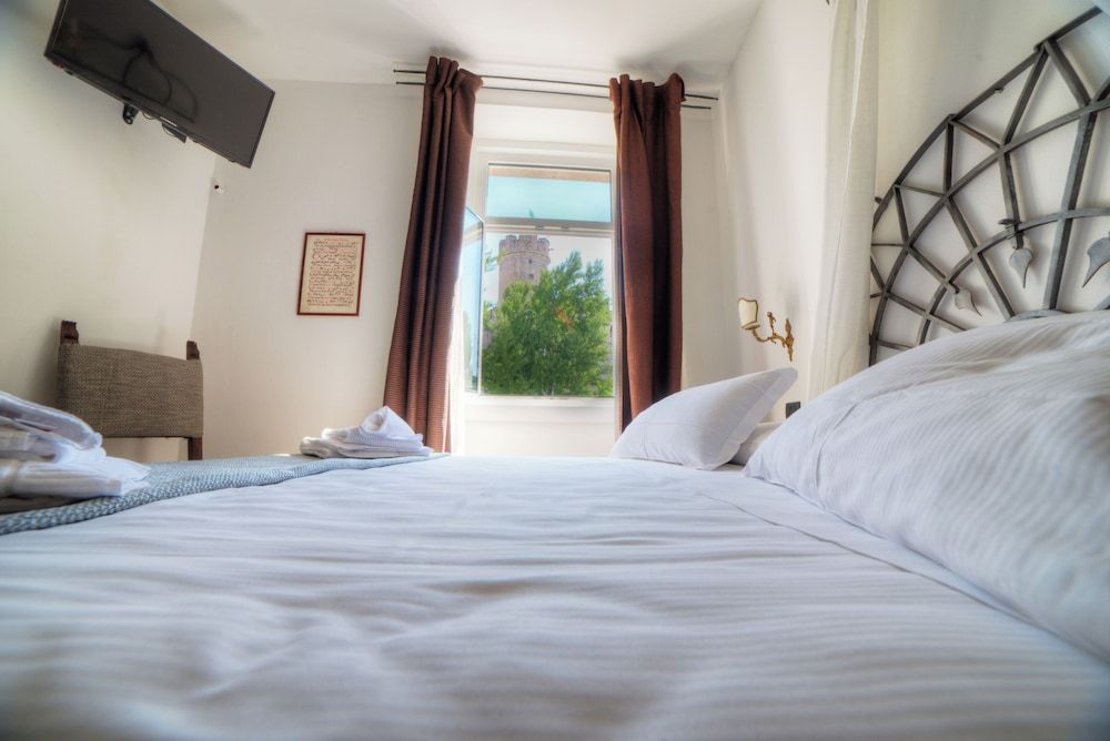 La Loggia del Castello Classic Double Room, Courtyard View 4
