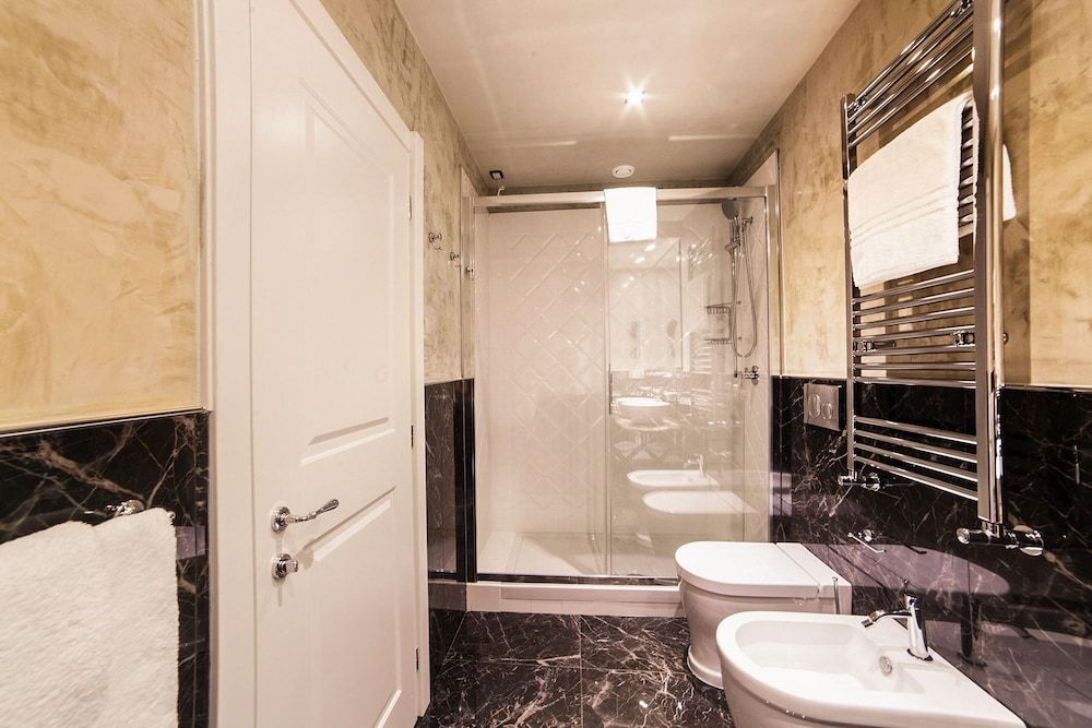 undefined Boutique Hotel Hugo 9