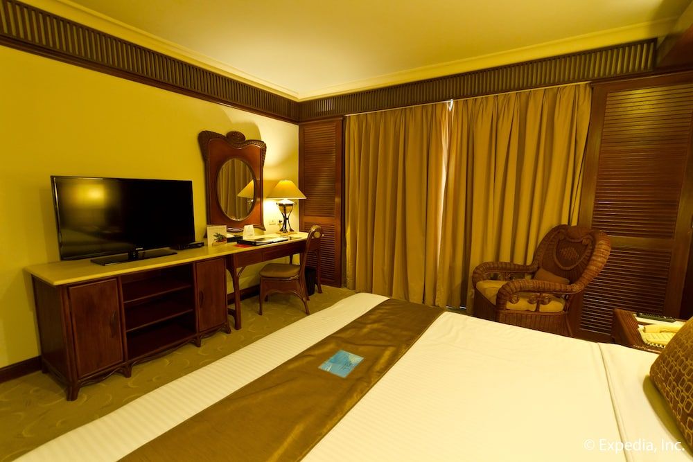 Waterfront Airport Hotel & Casino Executive Suite 4