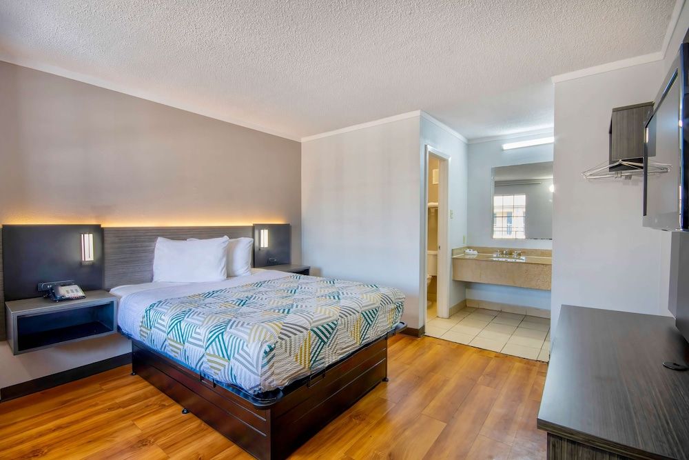 Standard Room, 1 Queen Bed, Accessible, Non Smoking