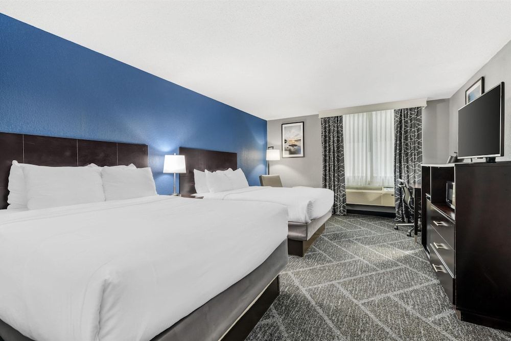 Standard Room, 2 Queen Beds, Refrigerator & Microwave, Poolside
