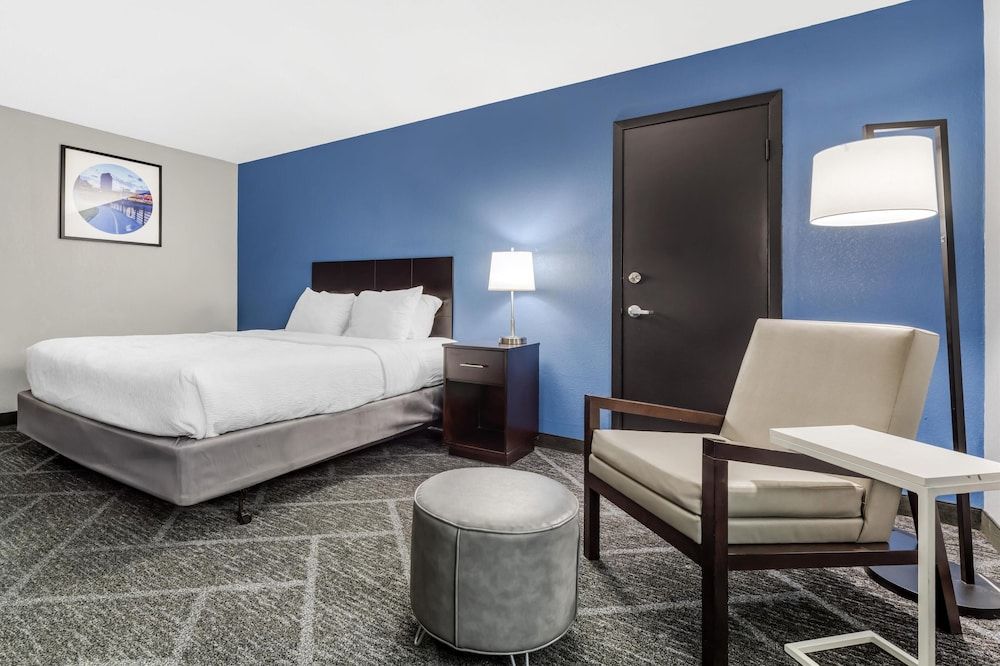 Standard Room, 1 King Bed, Accessible, Poolside (with Single Sofabed)