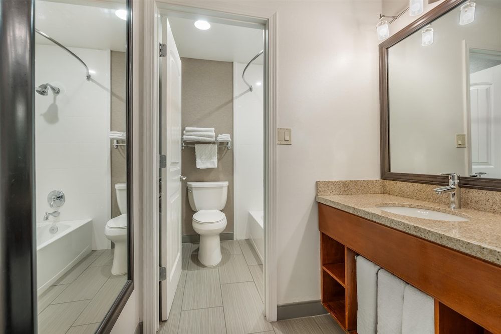 Best Western Plus Clocktower Inn Standard Room, 1 Queen Bed, Non Smoking, Refrigerator 3