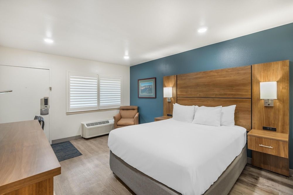 Best Western Plus Clocktower Inn Standard Room, 1 Queen Bed, Non Smoking, Refrigerator 2