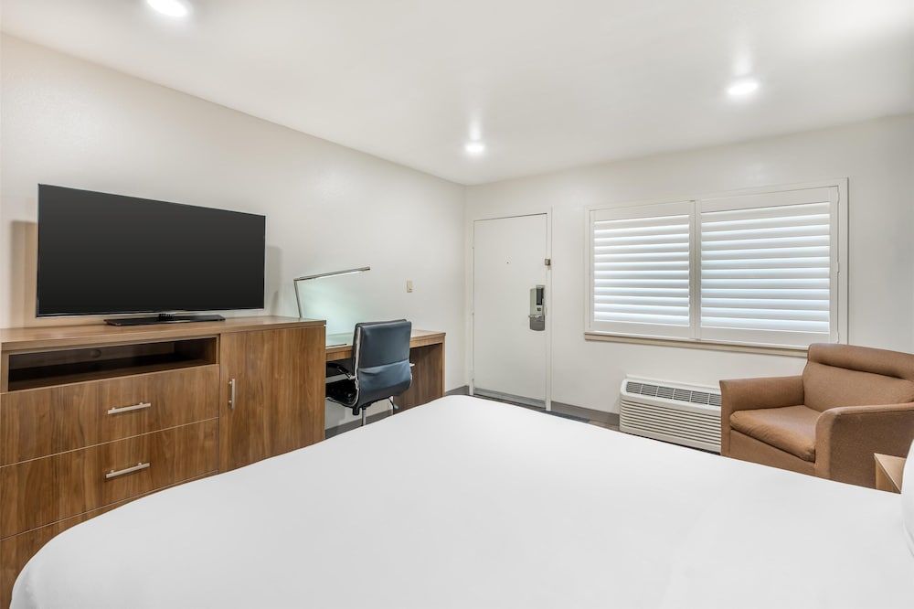 Best Western Plus Clocktower Inn Standard Room, 1 Queen Bed, Non Smoking, Refrigerator 4