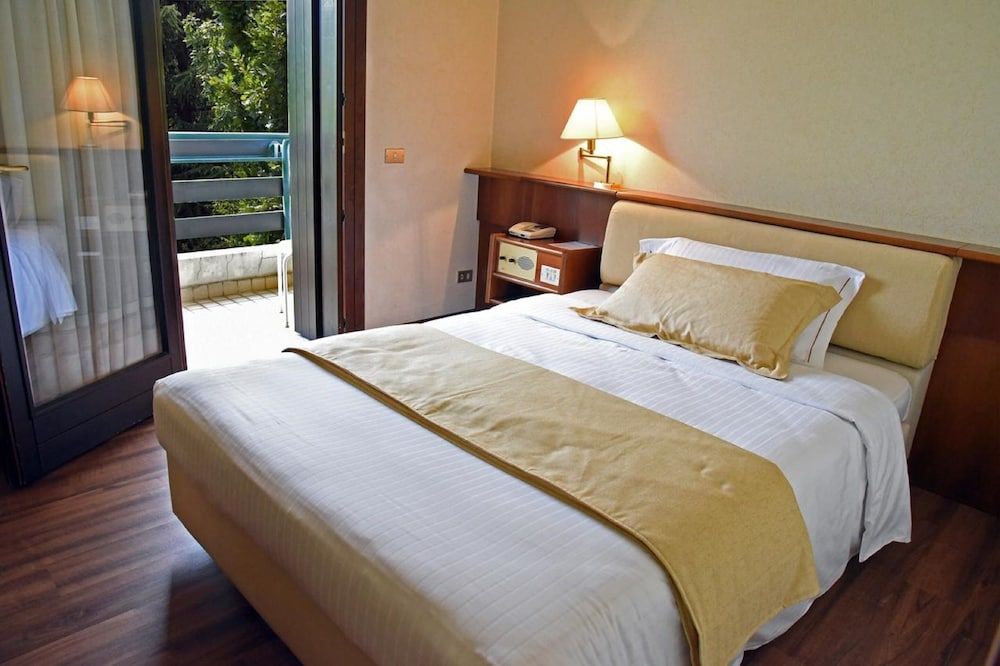 Standard Single Room, 1 Queen Bed, Balcony