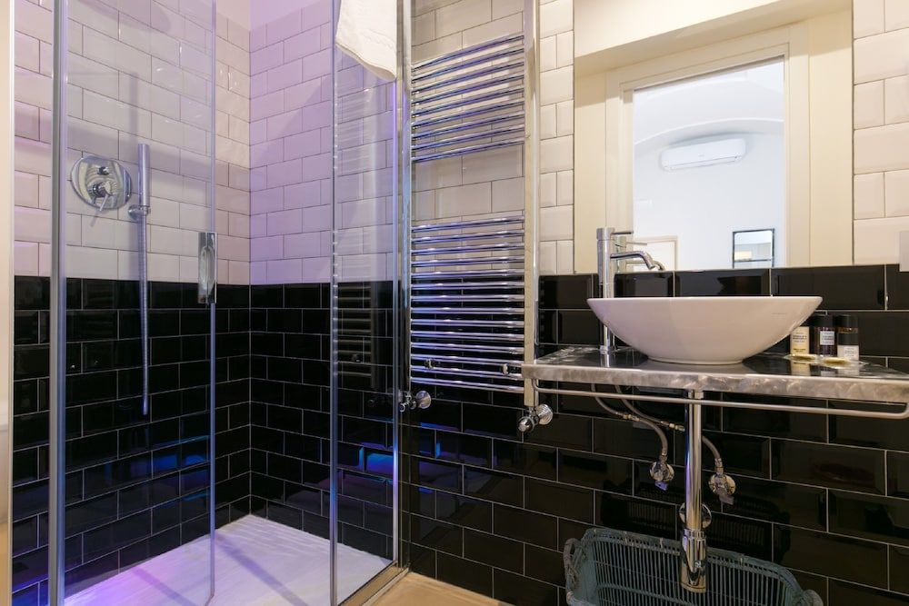 Trevi Contemporary Suite Luxury Double Room, 1 Queen Bed 18