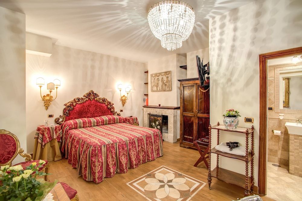 Navona Gallery Suites Honeymoon Suite, Jetted Tub 2