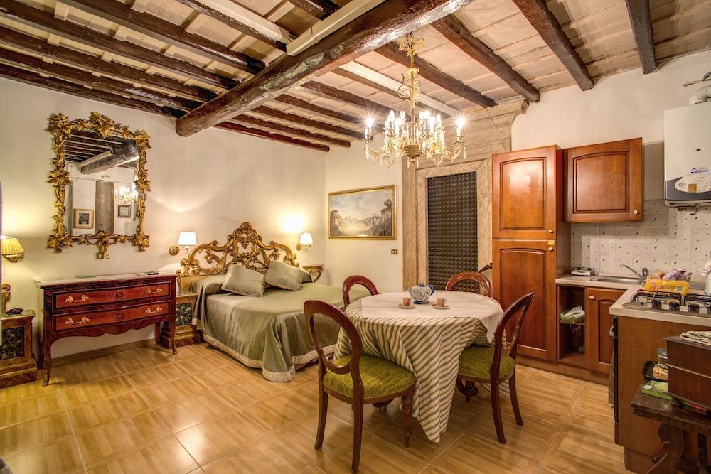 Navona Gallery Suites Room, 2 Queen Beds, Kitchenette 4