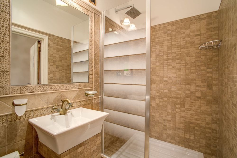 Navona Gallery Suites Honeymoon Suite, Jetted Tub 3