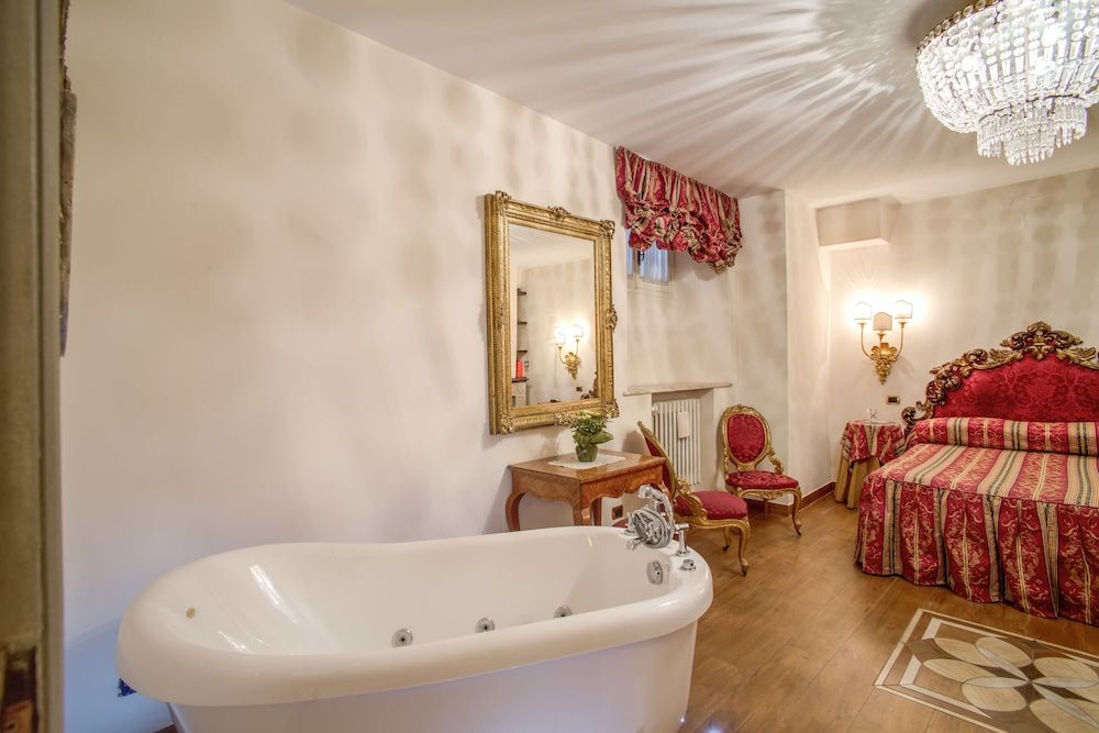 Navona Gallery Suites Honeymoon Suite, Jetted Tub 5