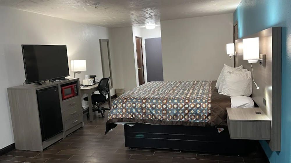 Room, 1 King Bed, Accessible, Non Smoking (Mobility, Tub with Grab Bars)