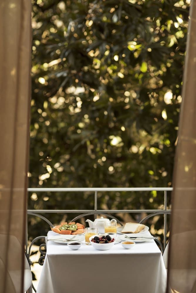 Room Service - Dining