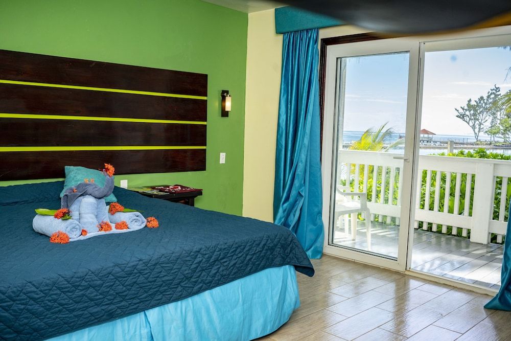 Fantasy Island Beach Resort, Dive and Marina All Inclusive Standard Room, 1 King Bed 8