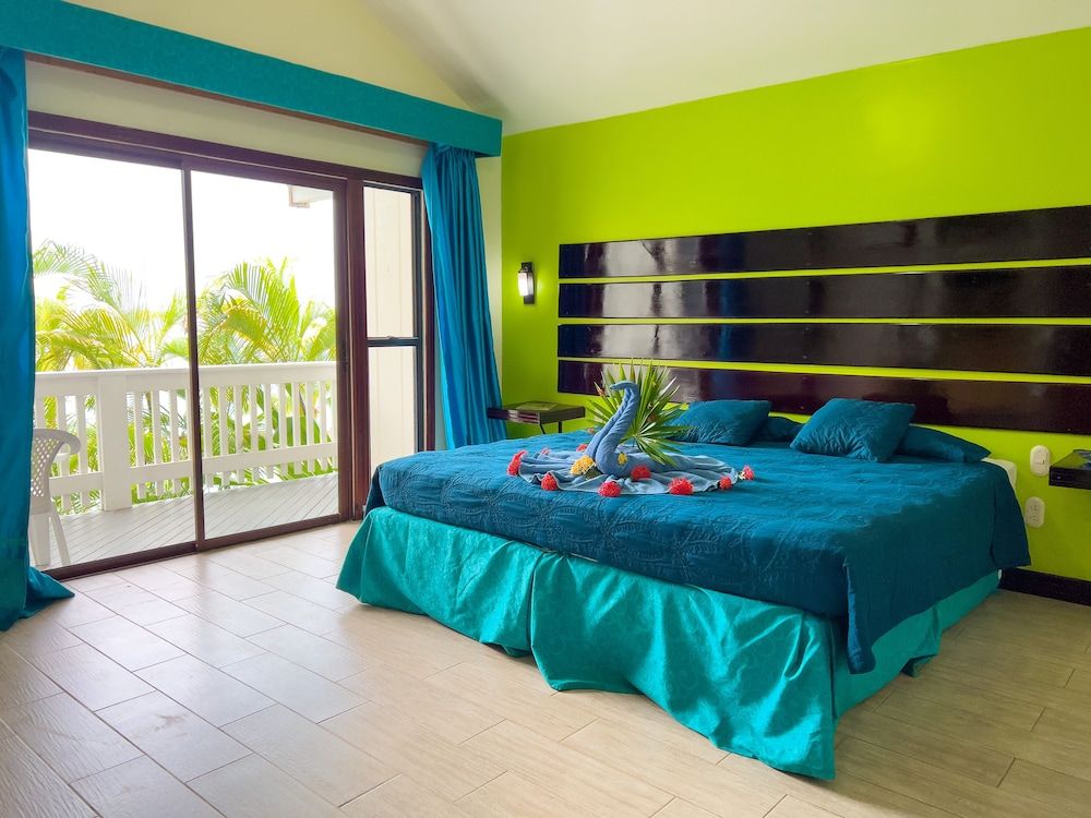 Fantasy Island Beach Resort, Dive and Marina All Inclusive Standard Room, 1 King Bed 2