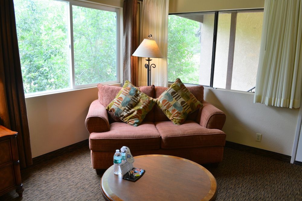 Casa Ojai Inn Deluxe Room, 1 King Bed 6