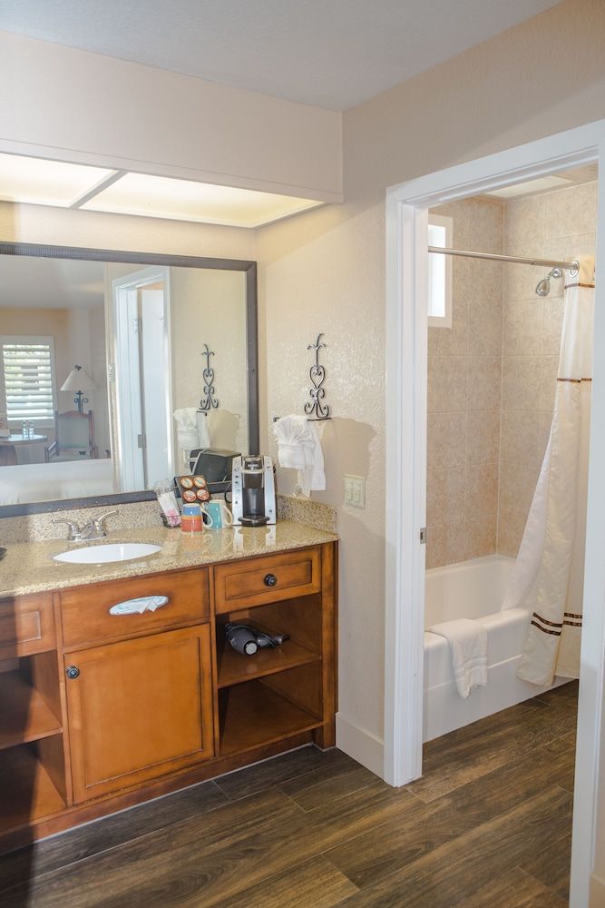 Casa Ojai Inn Deluxe Room, 1 King Bed 4