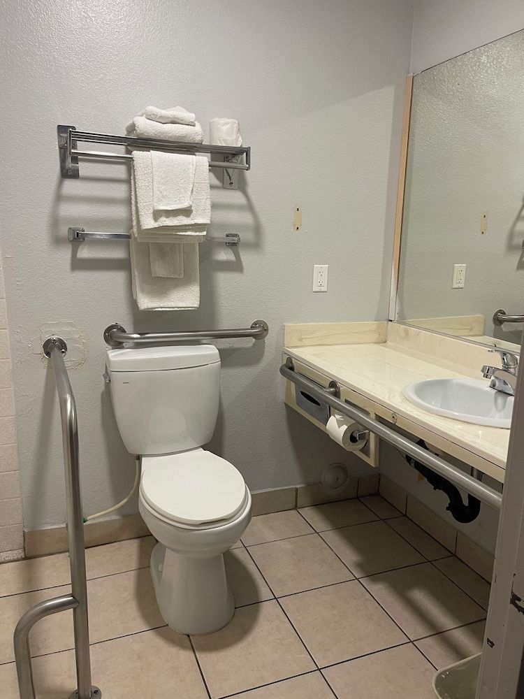 Portside Inn & Suites 2 Double Beds, Accessible 5