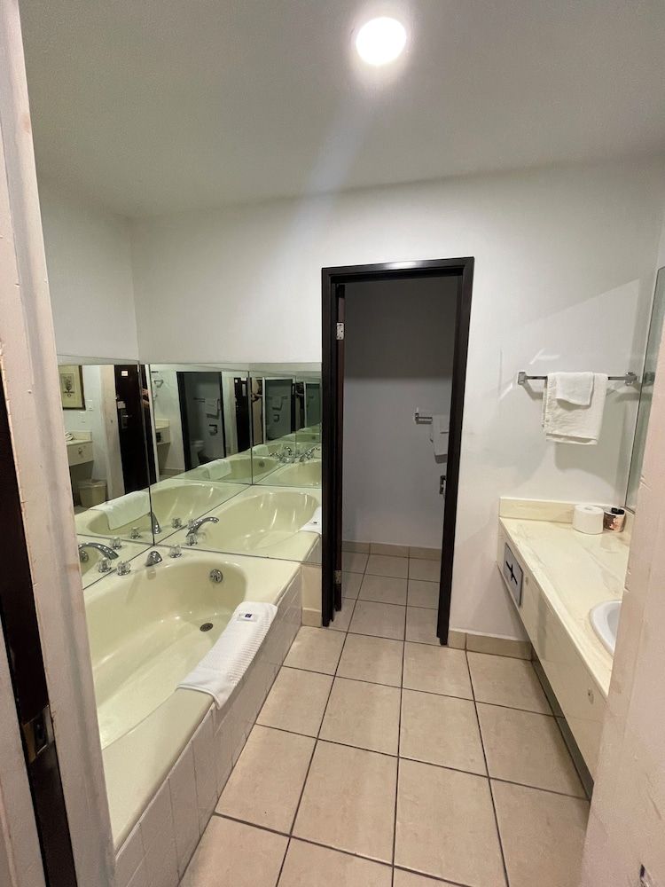 Portside Inn & Suites Suite, 1 King Bed Non-Smoking 4