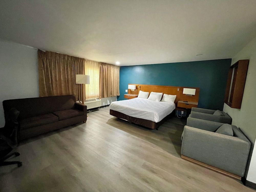 Portside Inn & Suites Suite, 1 King Bed Non-Smoking 2