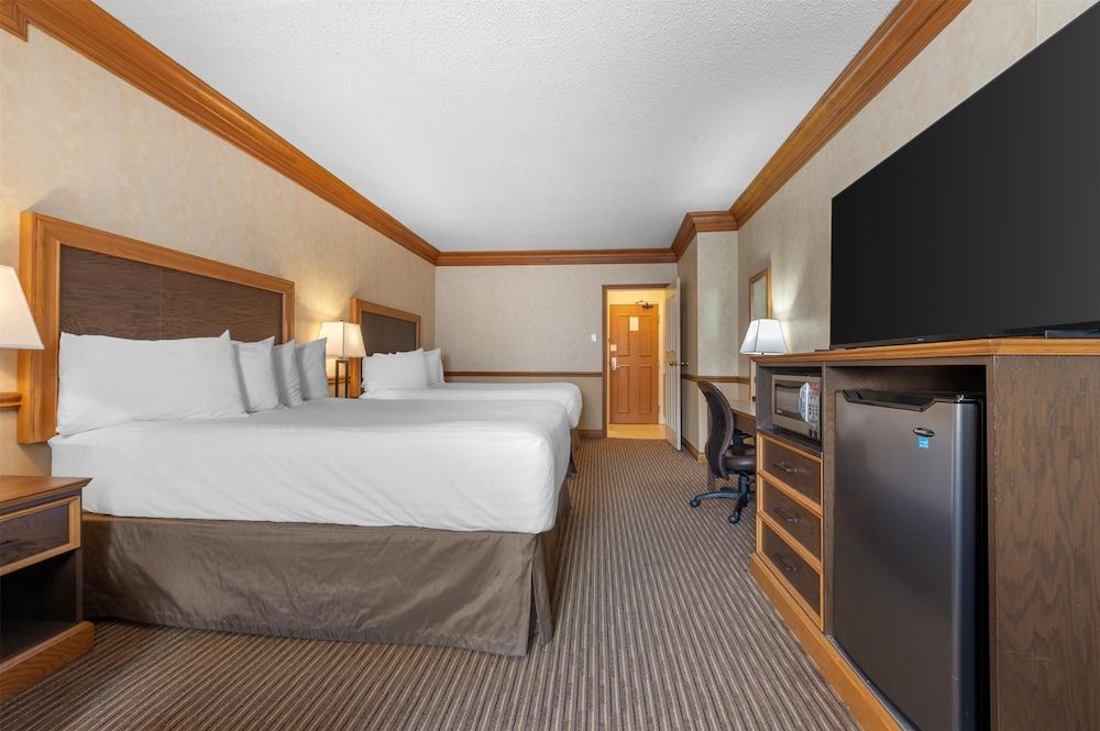Best Western Parkway Inn & Conference Centre Standard Room, 2 Queen Beds, Non Smoking, Fireplace 2