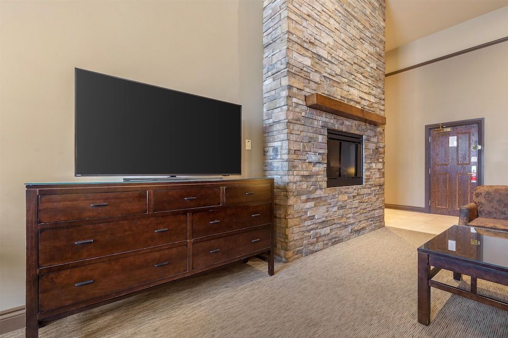 Best Western Parkway Inn & Conference Centre Suite, 1 King Bed, Non Smoking, Fireplace 3