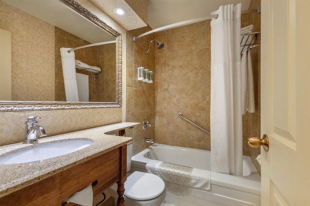 Best Western Parkway Inn & Conference Centre Standard Room, 1 King Bed, Non Smoking, Fireplace 3