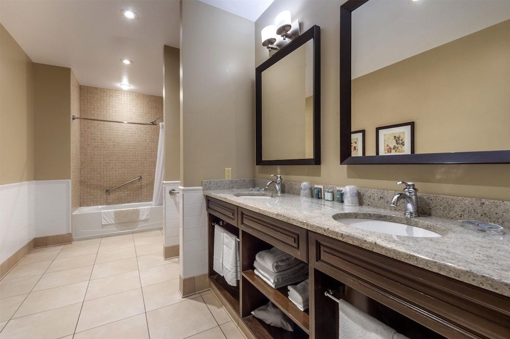 Best Western Parkway Inn & Conference Centre Suite, 1 King Bed, Non Smoking, Fireplace 2