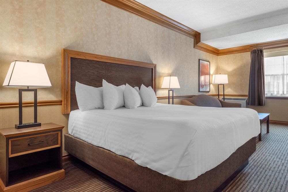 Best Western Parkway Inn & Conference Centre Standard Room, 1 King Bed, Non Smoking, Fireplace 2