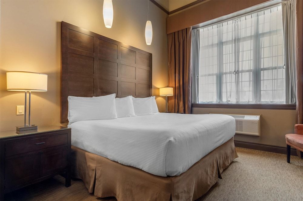 Best Western Parkway Inn & Conference Centre Suite, 1 King Bed, Non Smoking, Fireplace