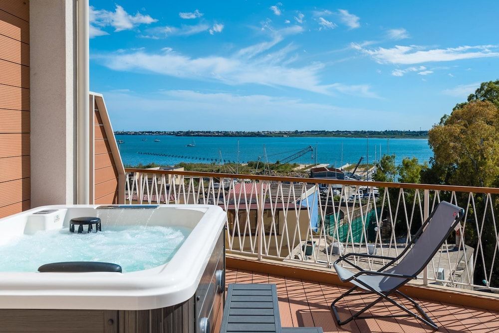 Deluxe Suite, Hot Tub, Sea View