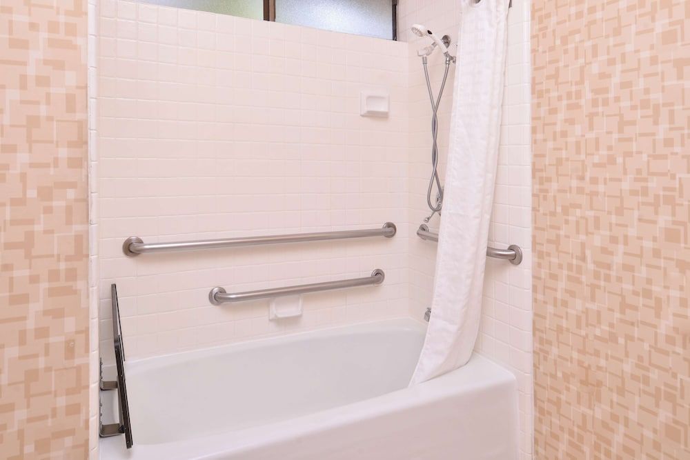 Best Western Corte Madera Inn Standard Room, 2 Double Beds, Accessible, Bathtub 2