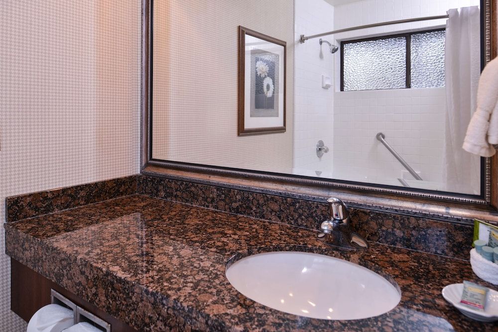 Best Western Corte Madera Inn Standard Room, 2 Queen Beds, Non Smoking, Refrigerator 5