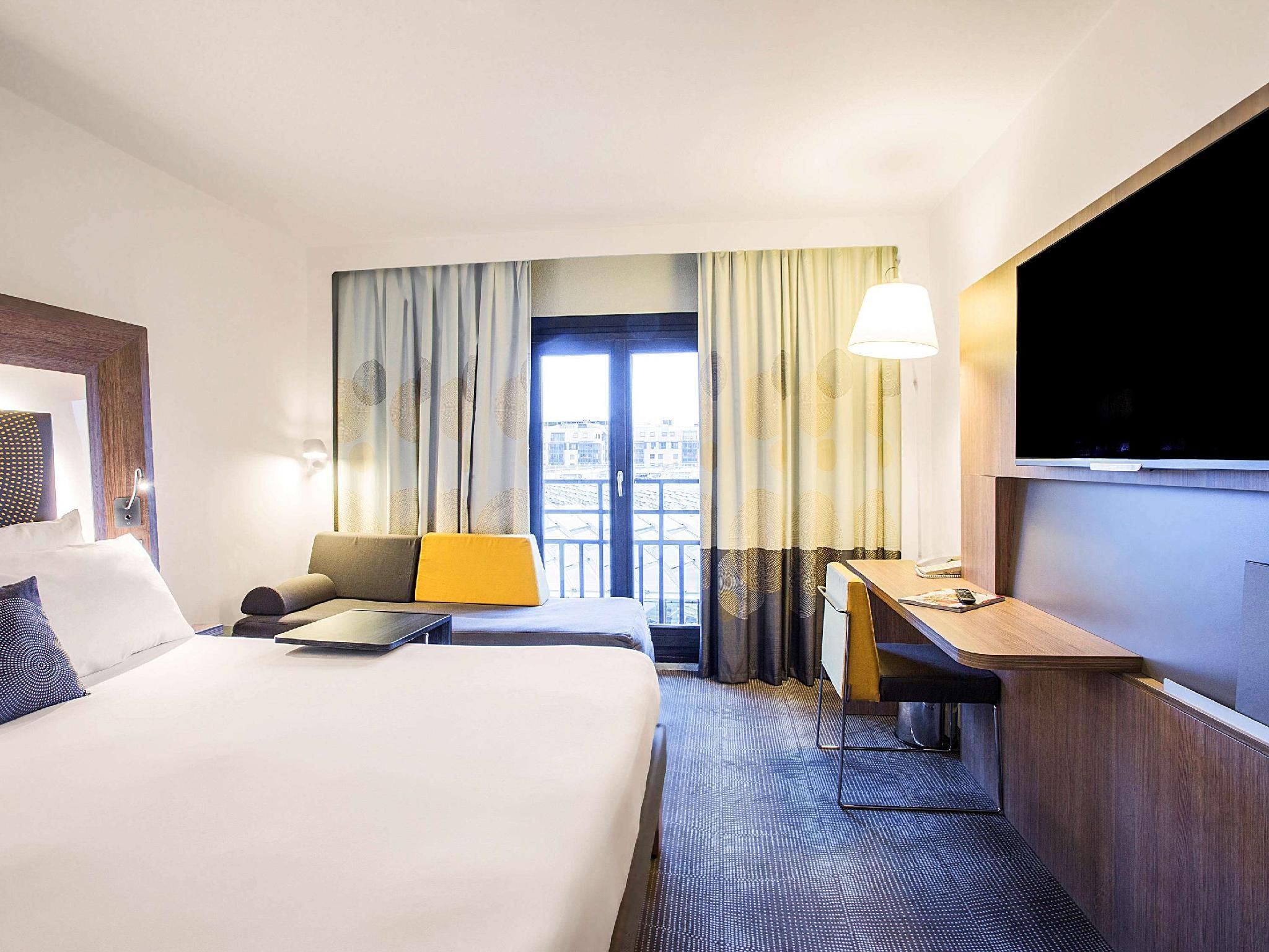 Novotel Paris Les Halles Superior Room with Single Sofa Bed 2