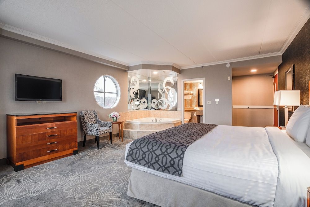 Monte Carlo Inn Barrie Suites King Suite with Jetted Tub 6