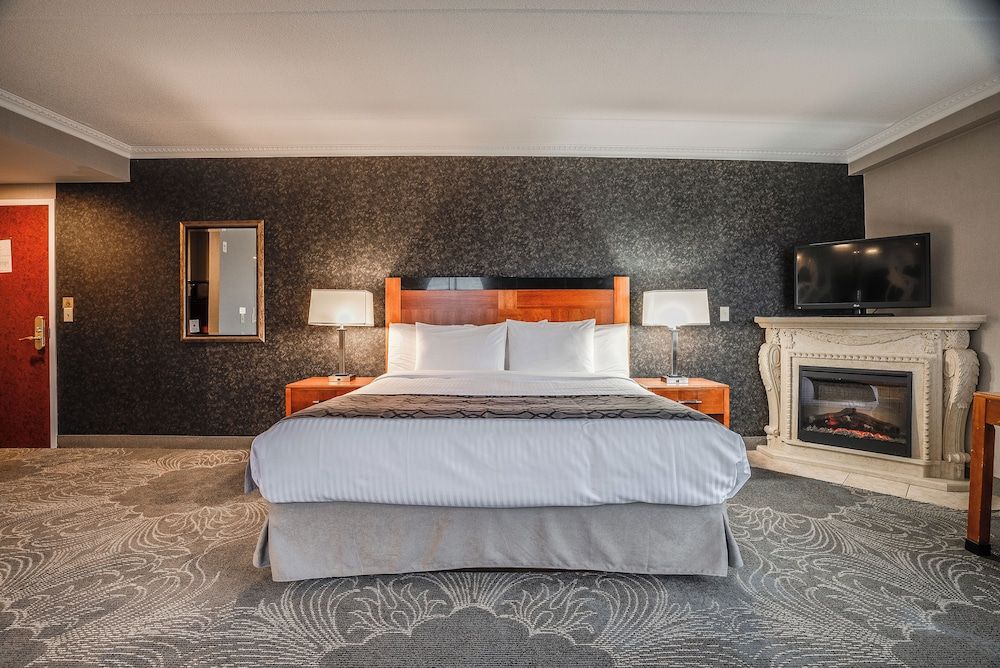 Monte Carlo Inn Barrie Suites King Suite with Jetted Tub 2