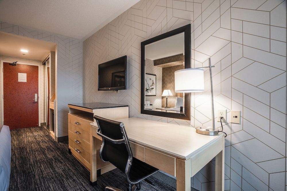 Monte Carlo Inn Barrie Suites Standard Room with 1 queen bed 6