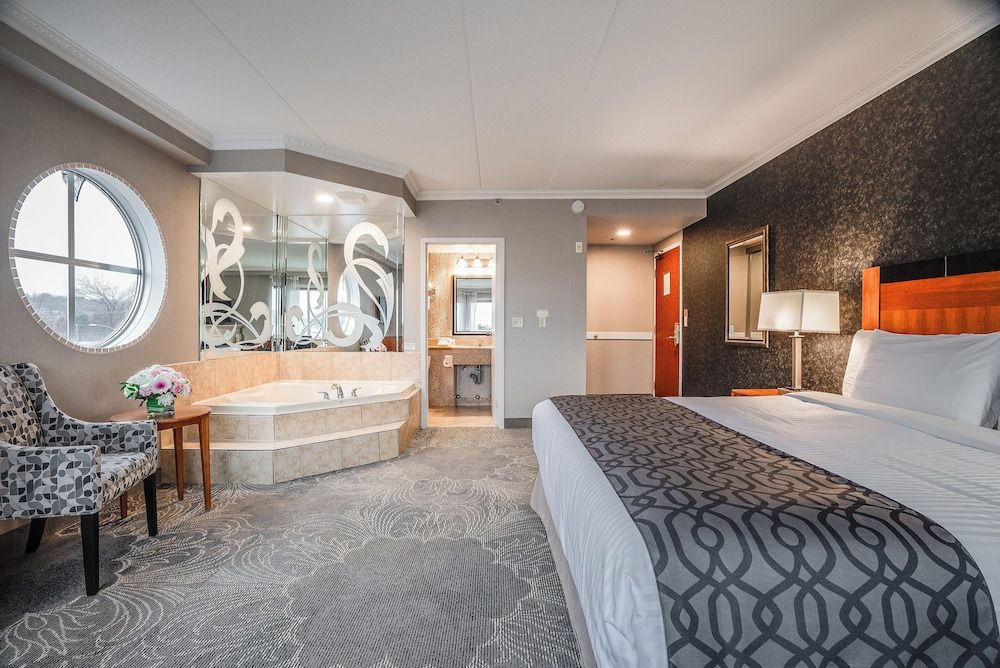 Monte Carlo Inn Barrie Suites King Suite with Jetted Tub 3