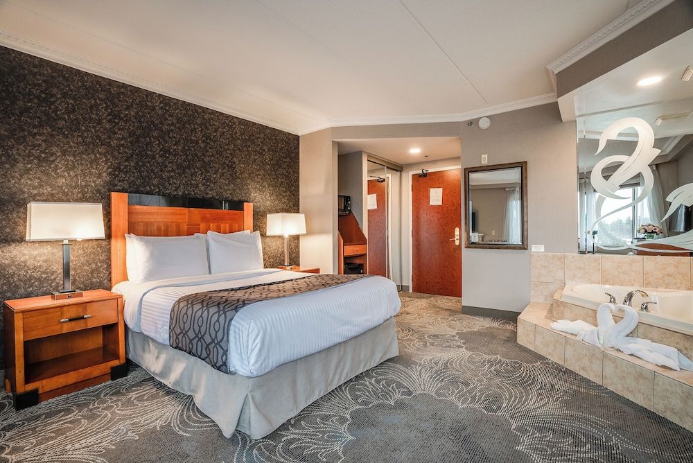 Queen Suite with Jetted Tub