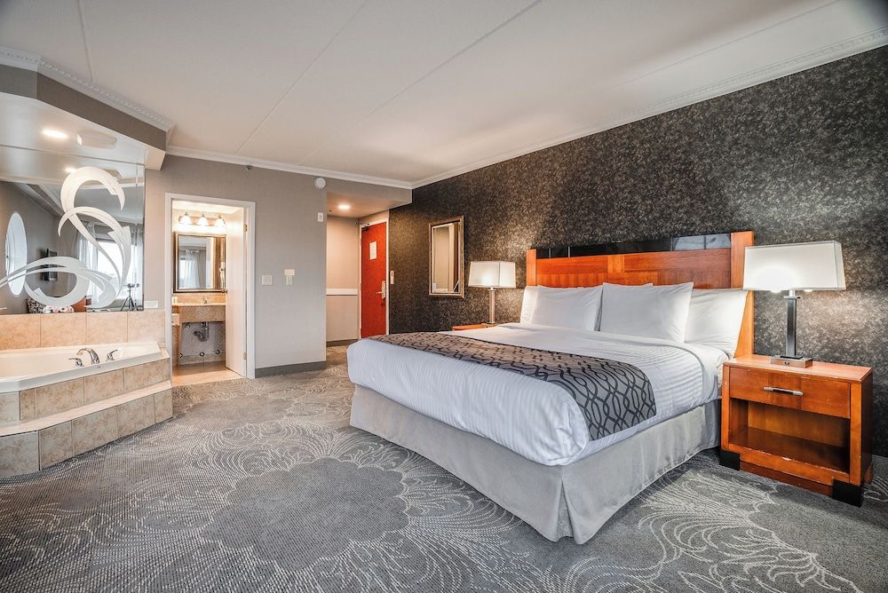 Monte Carlo Inn Barrie Suites King Suite with Jetted Tub 5