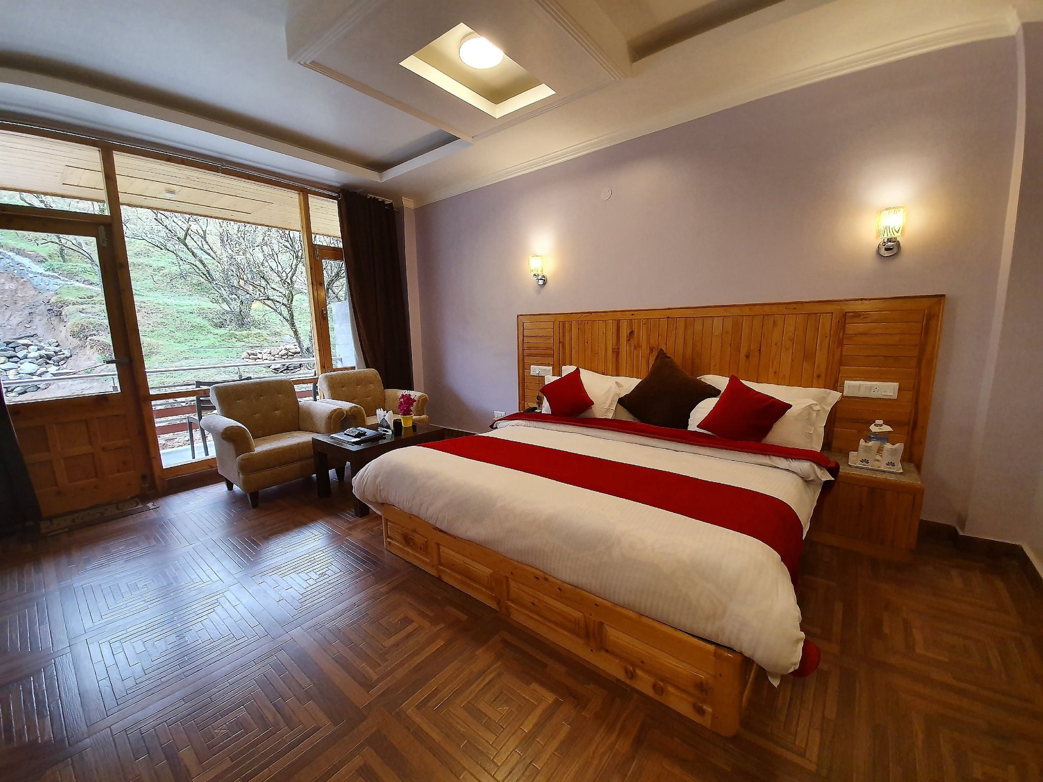 Gezellig In - Vardhan Hills Luxury Room With Balcony 3