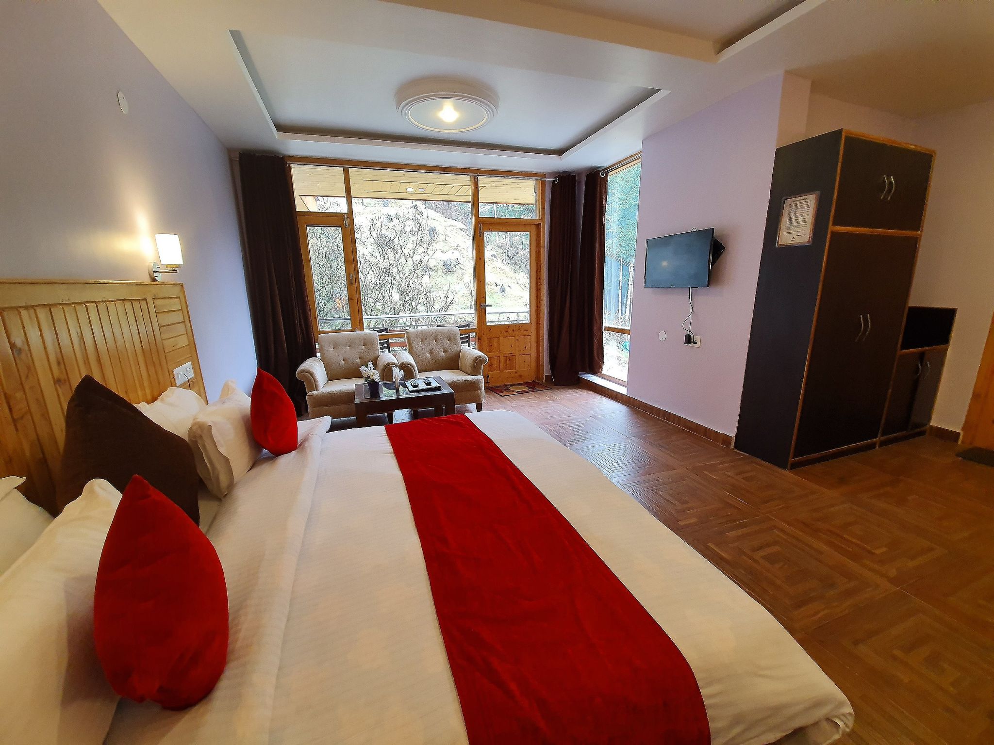 Gezellig In - Vardhan Hills Luxury Room With Balcony 4