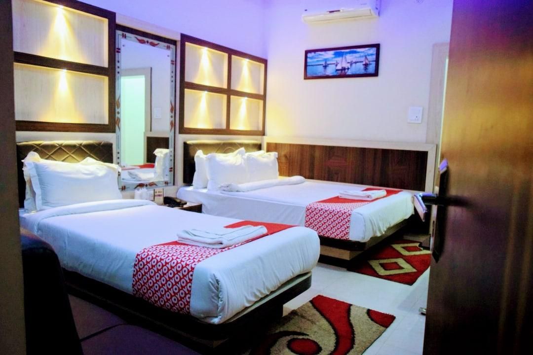 Hotel Embassy International Deluxe Room 2