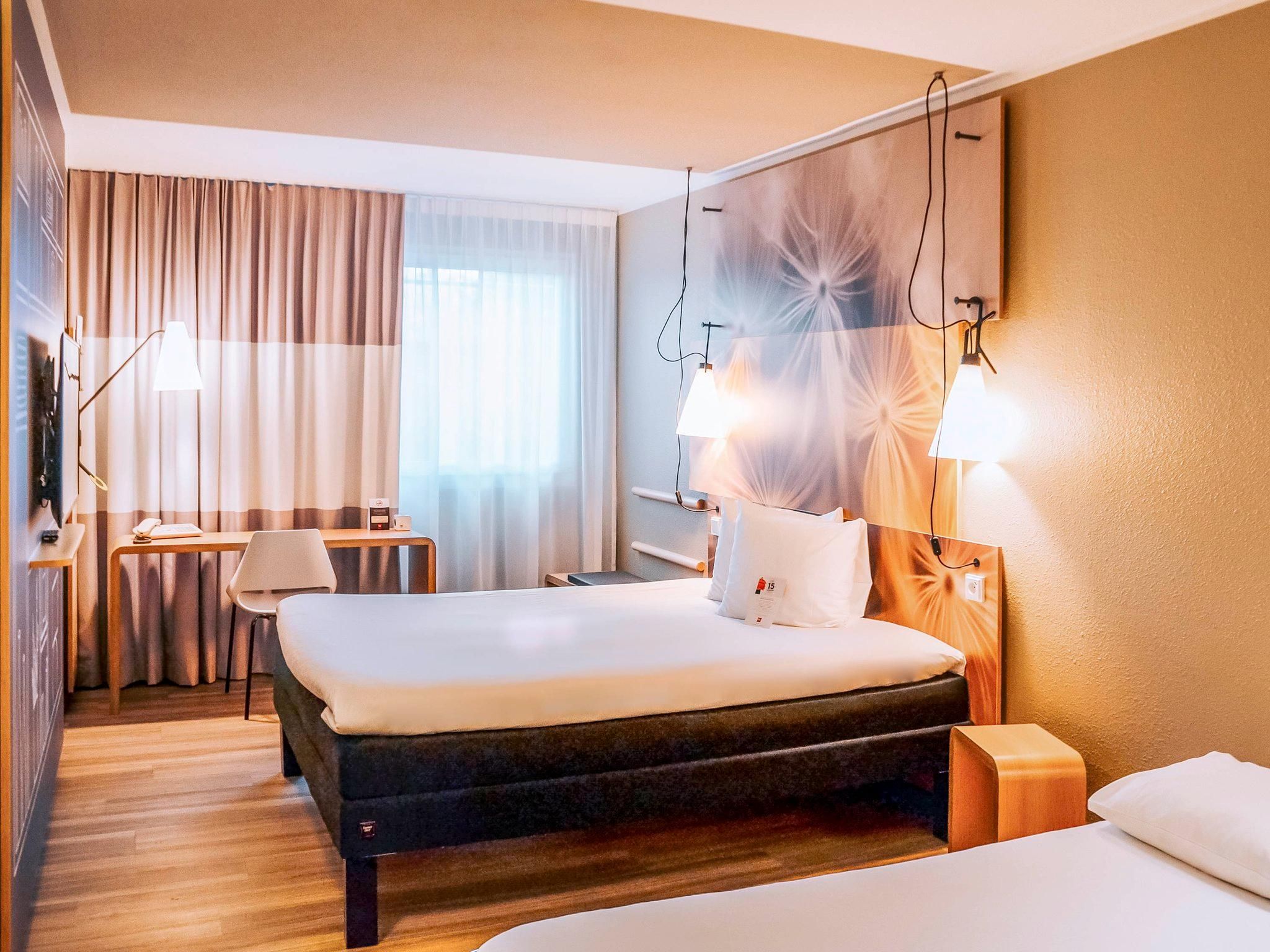 Standard Room with 1 double bed and 1 single be d