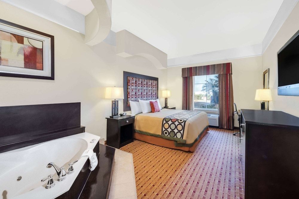 Suite, 1 King Bed, Non Smoking, Hot Tub